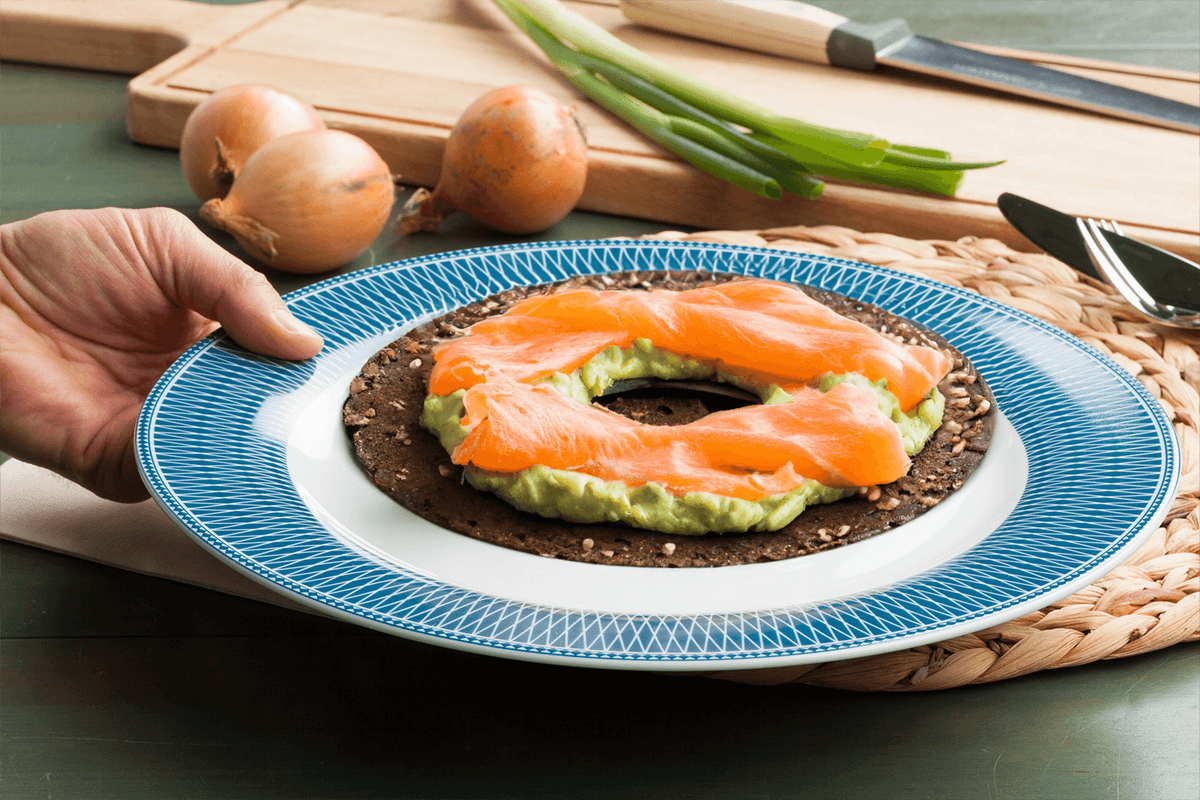 Smoked Salmon Avocado Bagel 🥑🥯 – Crowdcookware