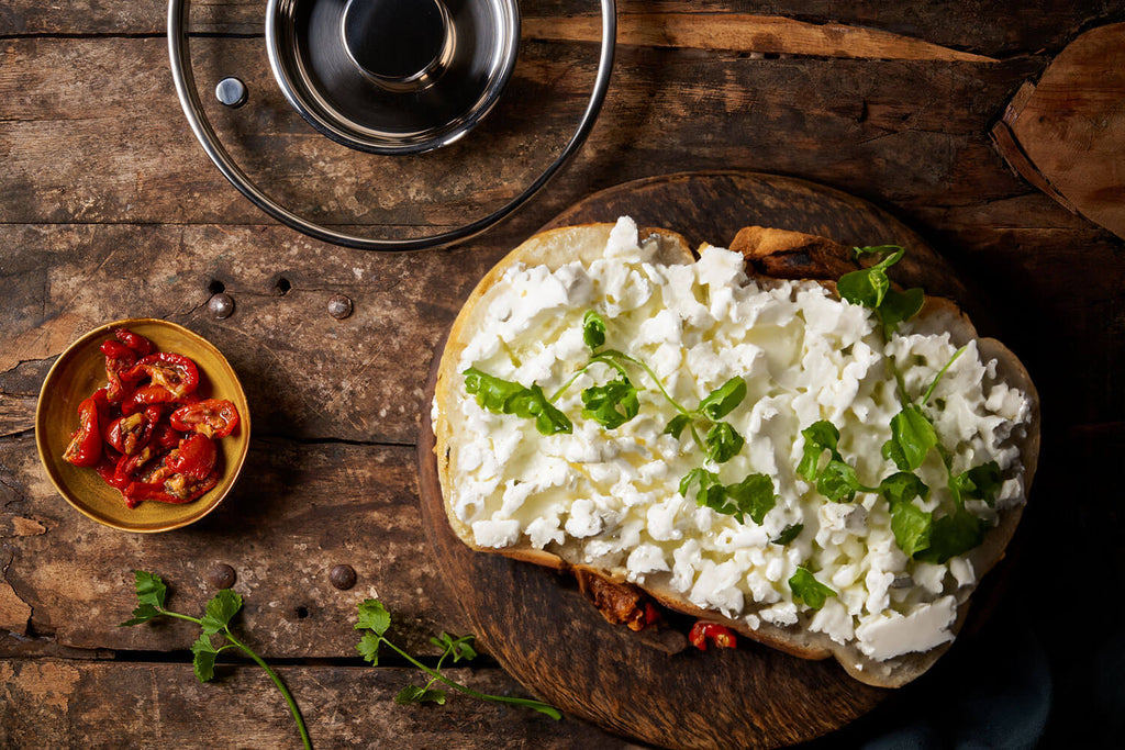 Sandwich de poulet aux herbes, à la feta et au pesto