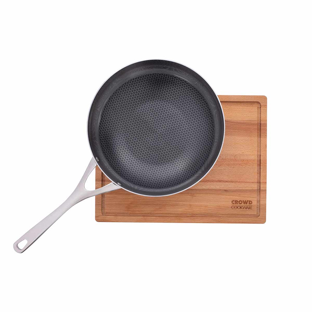 Beech wood rectangular cutting board 40x30 cm with integrated juice groove, Blackbeard frying pan on top, and Crowd Cookware logo