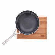 Beech wood rectangular cutting board 40x30 cm with integrated juice groove, Blackbeard frying pan on top, and Crowd Cookware logo