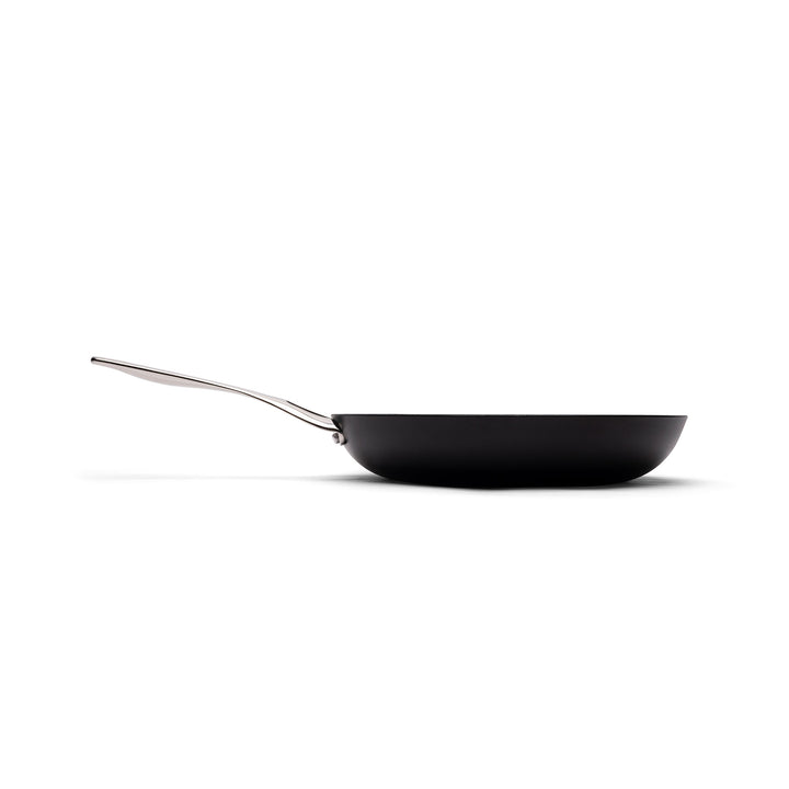 The Buccaneer Cast Iron Skillet - 24 cm / 9"